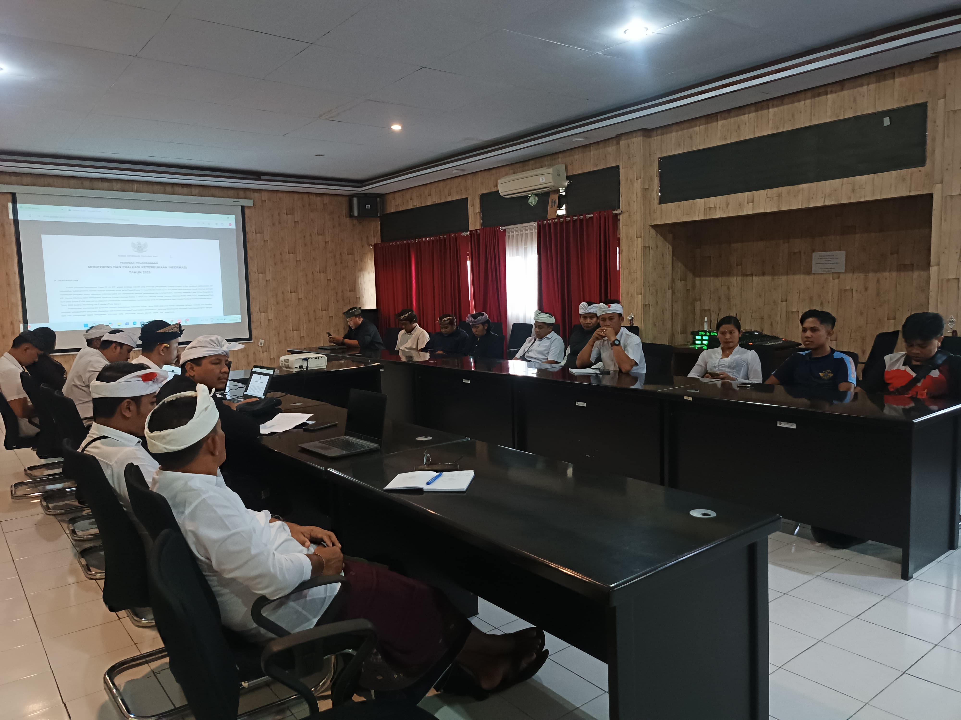 Melakukan Pembinaan, Pengawasan, Evaluasi dan Monitoring atas Pelaksanaan Kebijakan Informasi Publik